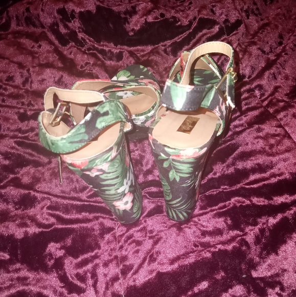 Qupid size 9 hawaiian print thick pumps - Picture 2 of 3